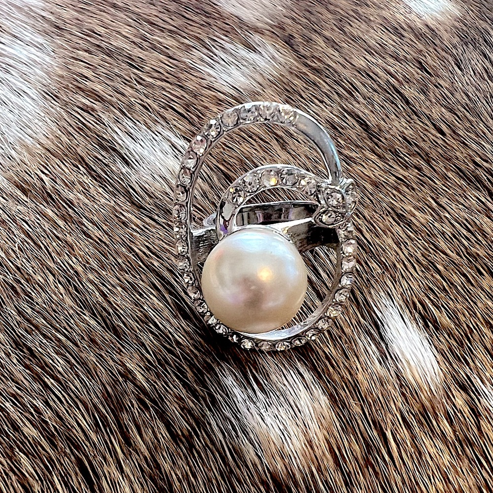 Silver and crystal statement ring - Picture 2 of 4